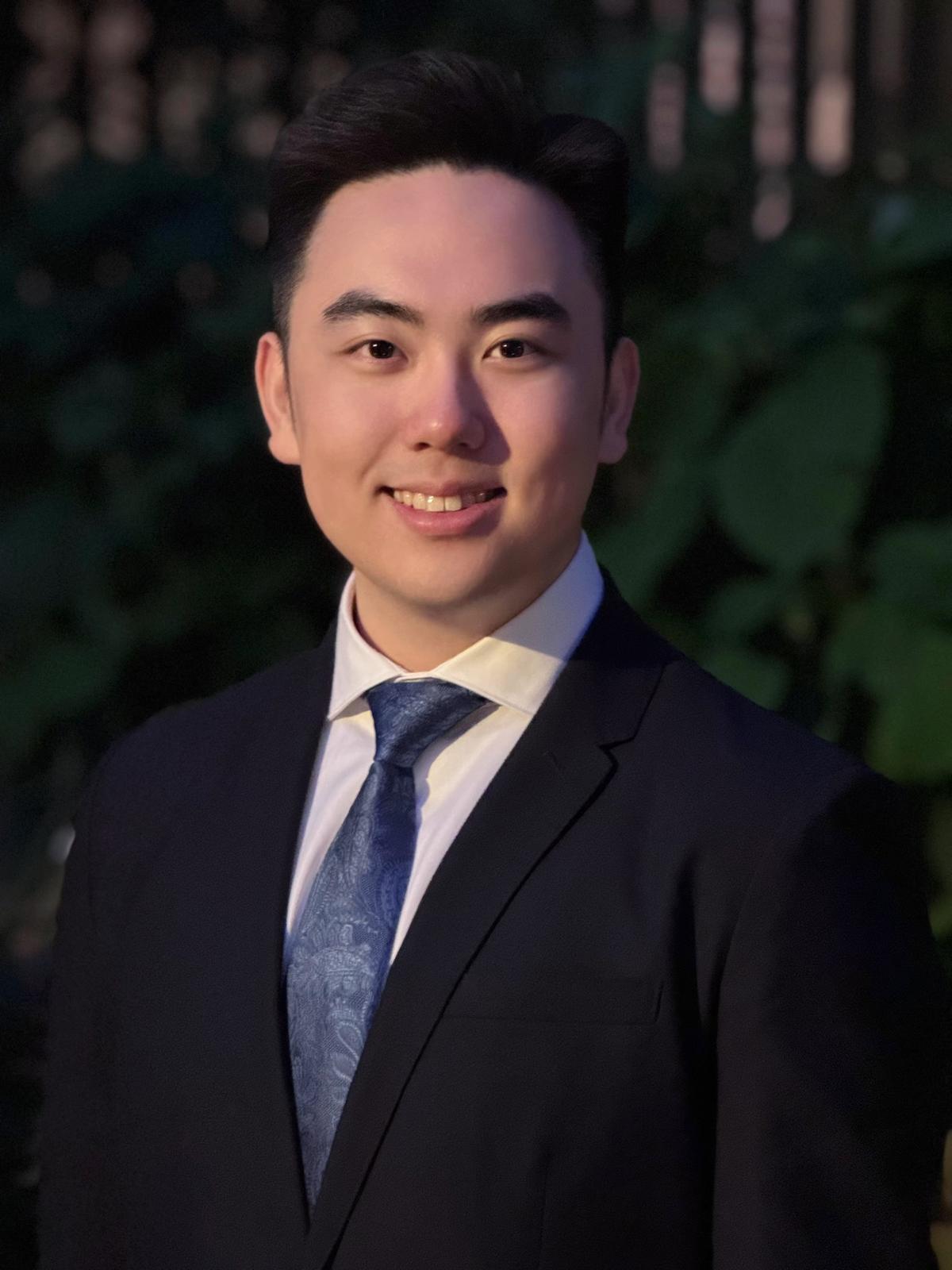 Louis Zhu headshot